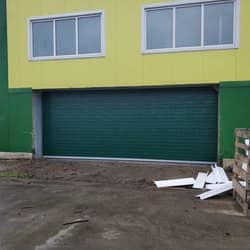широкий проём для ворот, вид снаружи
